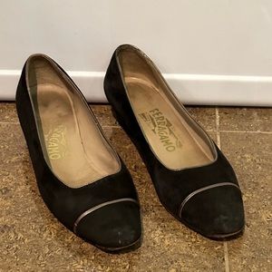 Authentic Salvatore Ferragamo Women Black Pump Shoes with gold Size 37, 6.5
